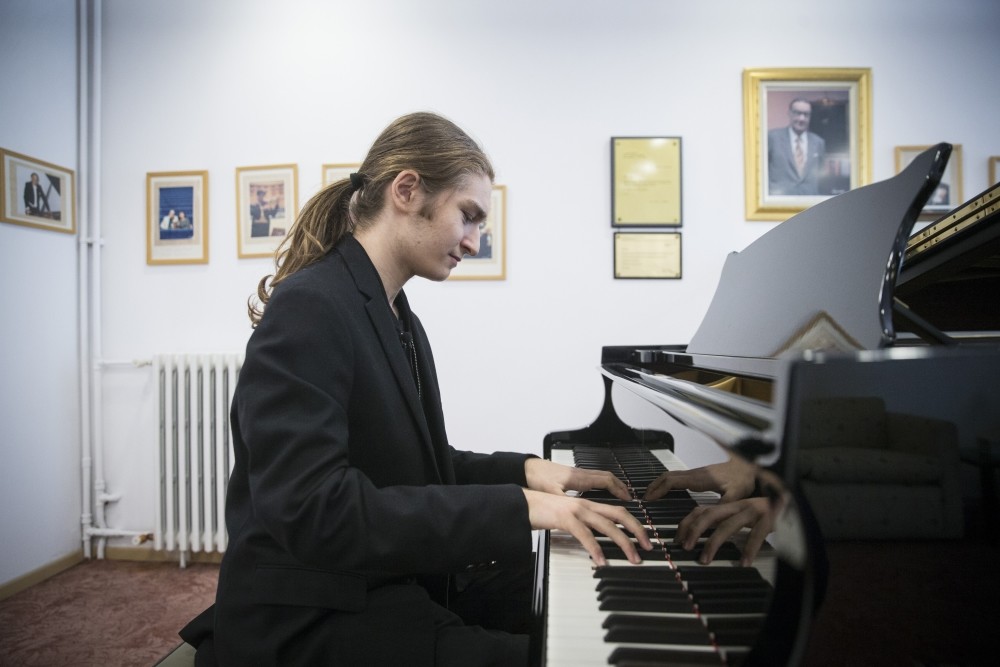 At the age of 16, Tuna Bilgin has received appraisal from masters and performed at prestigious halls.