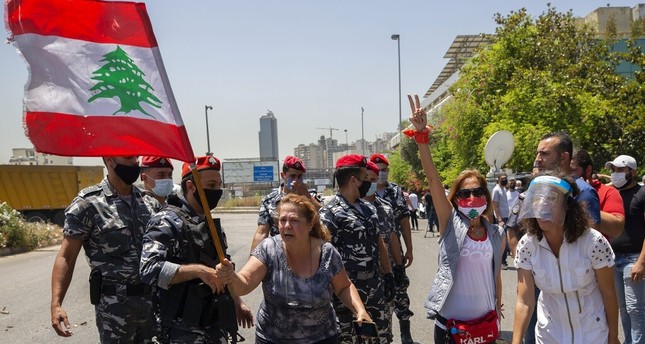 إصابة 15 عسكريا و4 متظاهرين بمواجهات شمالي لبنان