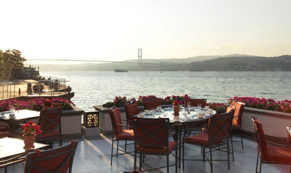 Four Seasons Bosporus Hotel's Aqua Restaurant has a wide range of options such as delicious iftar dishes, sherbets, traditional mezes and barbeque varieties.