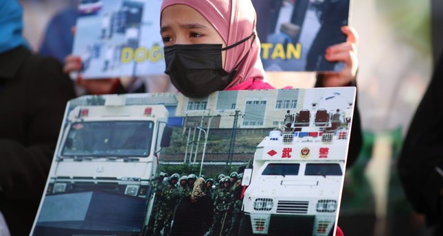 فتاة من الأويغور أثناء وقفة احتجاجية أمام السفارة الصينية في اسطنبول، تركيا 9 فبراير 2021