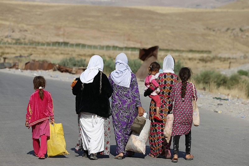Yazidi refugees cross from Iraq into Turkey. (Reuters photo)