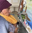 تركيّة ترسم بأسنانها تتبرع بريع لوحاتها لمنكوبي الزلزال