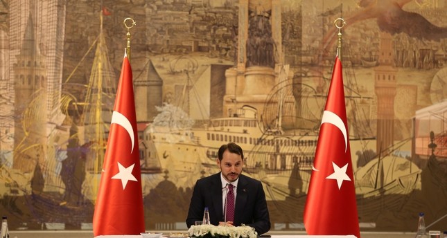 وزير الخزانة والمالية التركي، براءت ألبيراق أثناء اجتماع تشاوري مع عدد من رجال الأعمال والاقتصاديين وممثلي منظمات المجتمع المدني الأناضول