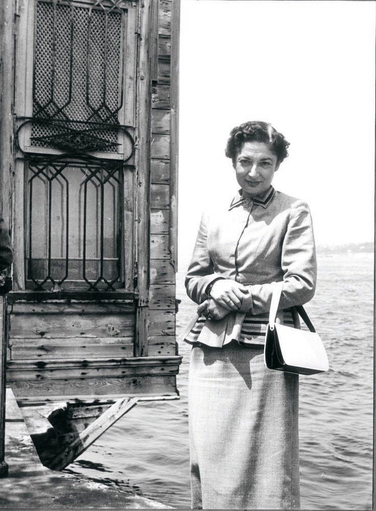 Nezihe Araz became a reporter for the ,Resimli Hayat, (Illustrated Life) magazine after leaving school.