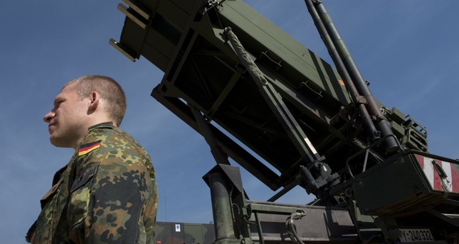 Picturen taken on March 25, 2014, shows a German soldier standing to attention in front of a German Patriot missile launcher at the Gazi barracks in Kahramanmaraş, southern Turkey. (AFP Photo)
