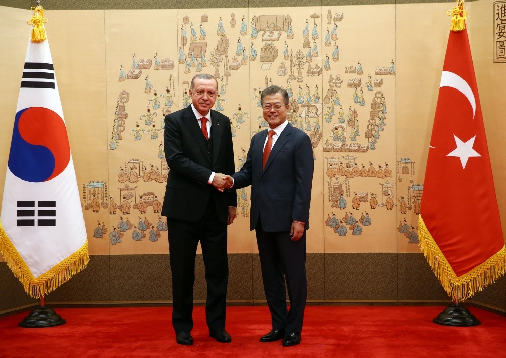 President Erdou011fan (L) met South Korean President Moon (R) at the presidential palace, Seoul, May 2.