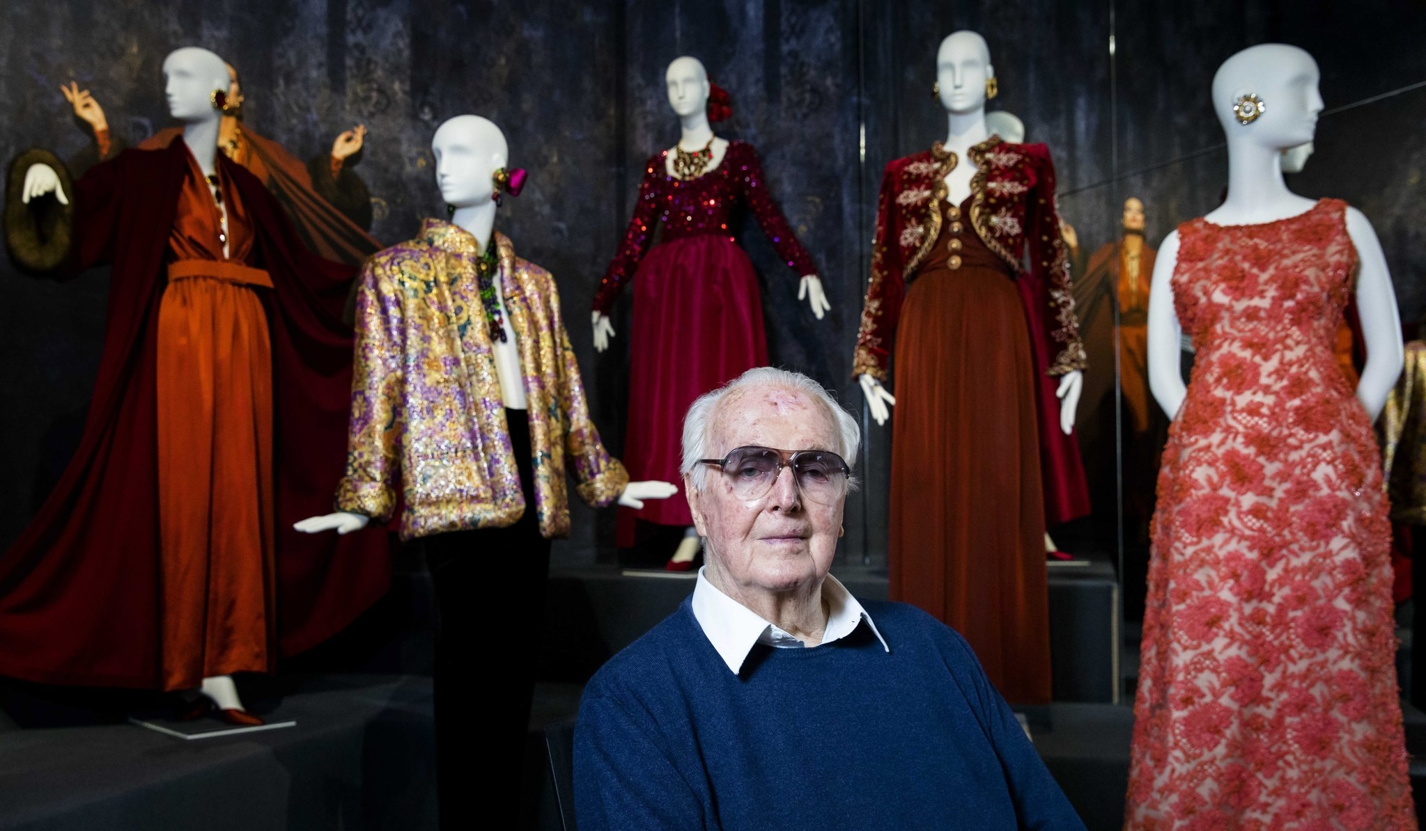 French fashion designer Hubert de Givenchy poses for photos prior to the opening of 'To Audrey With Love', an exhibition of his work at the Gemeentemuseum in The Hague, the Netherlands, 23 November 2016. (EPA Photo)