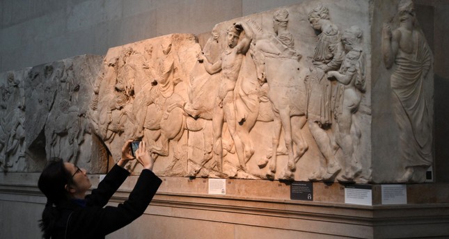 منحوتة رخام إلجين في المتحف البريطاني في لندن الفرنسية