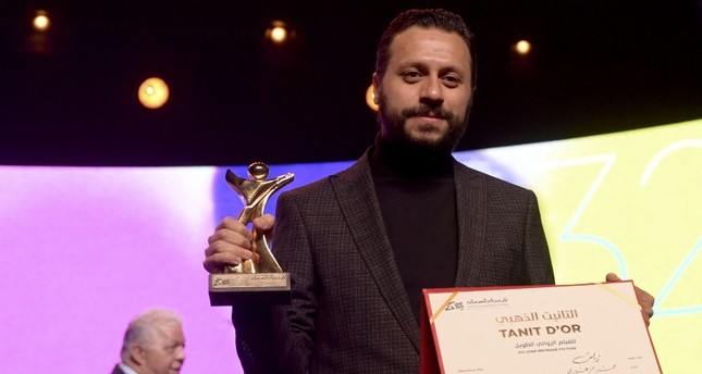 لناقد المصري أحمد شوقي نائب الاتحاد الدولي للنقاد يتسلم الجائزة بالنيابة عن صناع الفيلم وكالة الأنباء الفرنسية