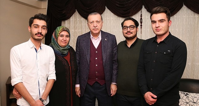 أردوغان بين التوائم الثلاثة وأمهم في منزلهم بسيواس