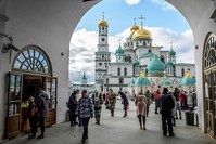 Visitors enter the New Jerusalem Orthodox Monastery near the town of Istra, 70 km outside Moscow (AFP Photo)