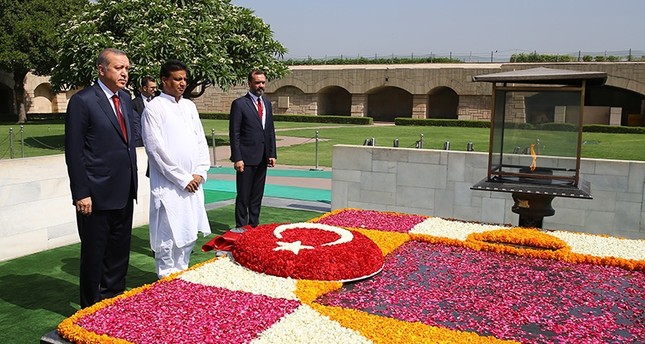 أردوغان يزور قبر غاندي عقب استقباله رسمياً في العاصمة الهندية