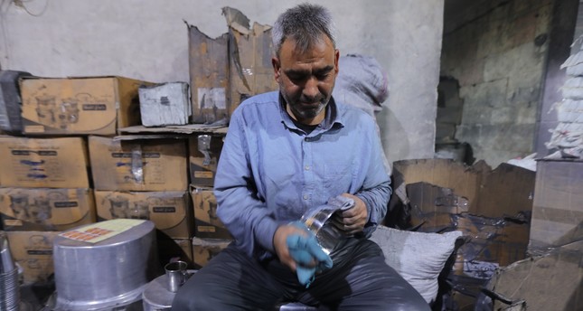 ورش إعادة تدوير العلب المعدنية وتحويلها لأواني مطبخ توفر فرص عمل للعشرات في مناطق شمال غربي سوريا صورة: الأناضول