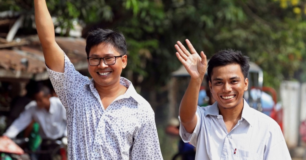 Reuters journalists Wa Lone (L) and Kyaw Soe Oo gesture as they walk to Insein prison gate after being freed in a presidential amnesty in Yangon on May 7, 2019. (AFP Photo)