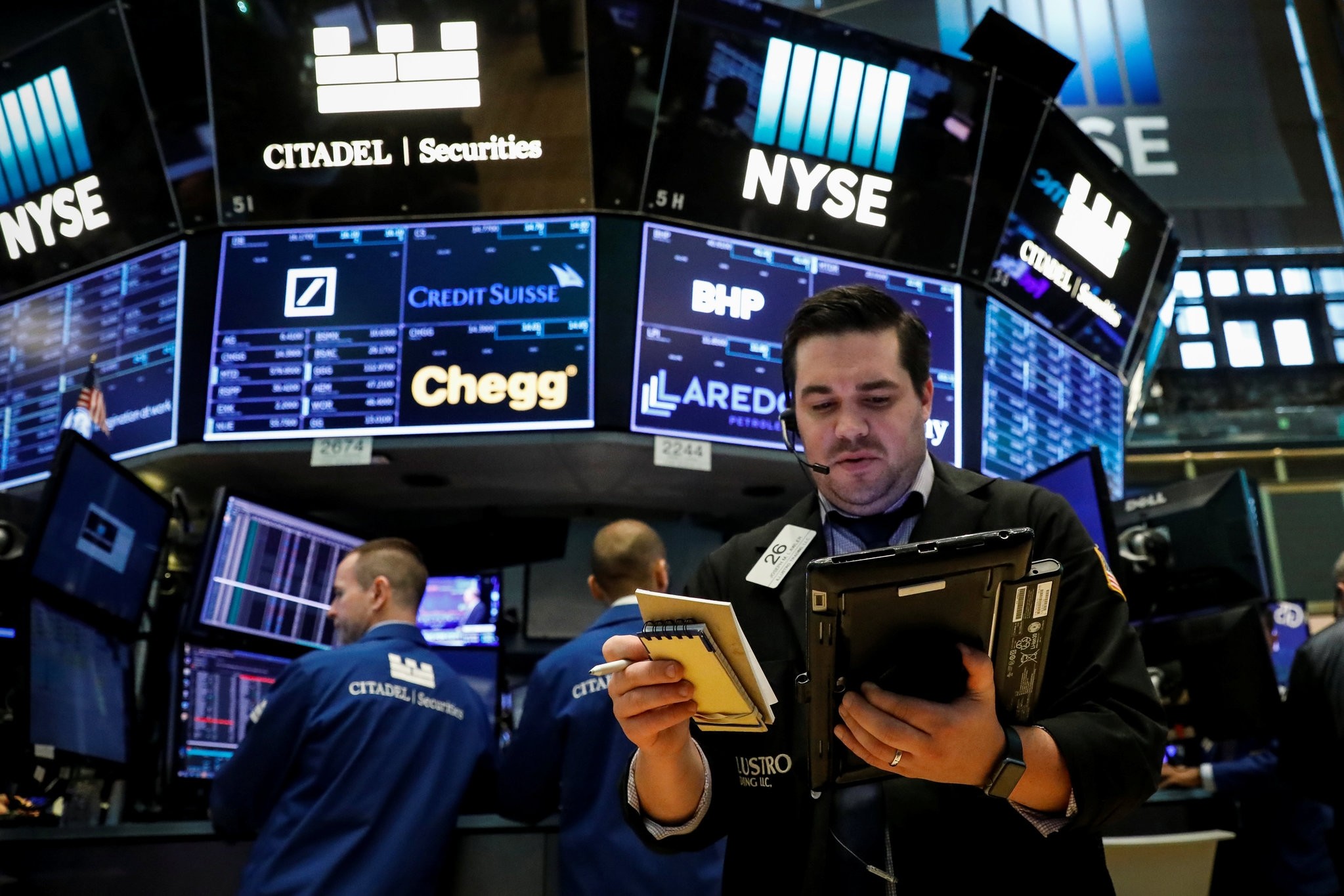 Traders work on the floor of the New York Stock Exchange (NYSE) in New York, August 22, 2017. (REUTERS Photo)