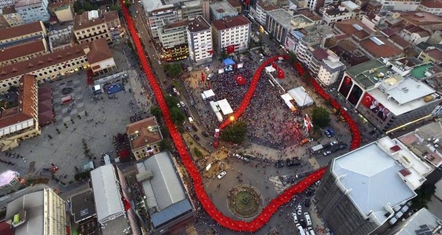 تركيا.. مسيرة رافضة لمحاولة الانقلاب ترفع علماً طوله 1919 متراً