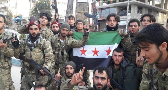 عناصر الجيش السوري الحر في مركز مدينة عفرين