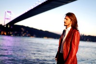 Mehmet Gu00fcnsu00fcr plays Yusuf, a friend of the famous director Deniz Soysal in the film.