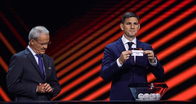 لاعب كرة القدم المجري السابق زولتان جيرا يجري قرعة دور المجموعات للدوري الأوروبي لموسم 2022-2023 في إسطنبول الأناضول