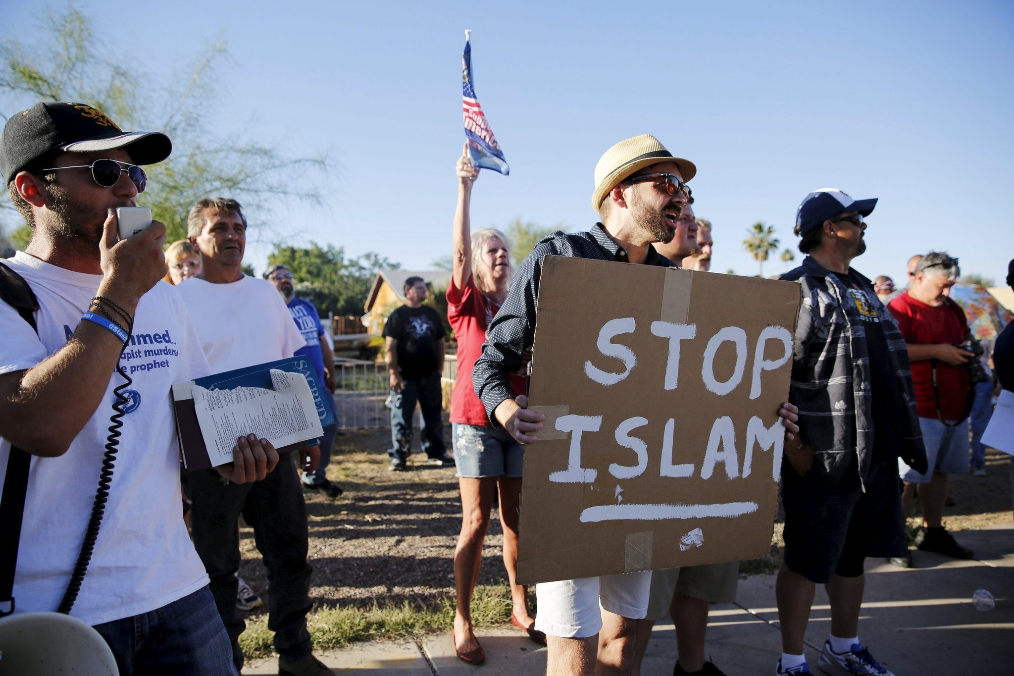 More than 200 protesters, some armed, outside a mosque in Arizona Phoenix, berating Islam and Prophet Muhammad (Peace Be Upon Him).