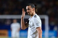 Ibrahimovi reacts against Atlanta United during the MLS match in Carson, April 21, 2018 (AFP Photo)