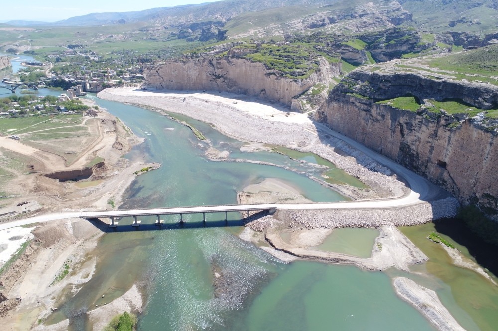 Delaying water-filling operations in the multi-billion dollar Ilu0131su Dam Project, Turkey continues to maintain water flow to its southern neighbor Iraq at 500 cubic meters per second according to a bilateral protocol.