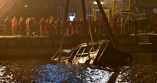 A crane salvages the wreckage of a bus after it plunged off a bridge into the Yangtze River in China's southwestern Chongqing early on November 1, 2018. (AFP Photo)
