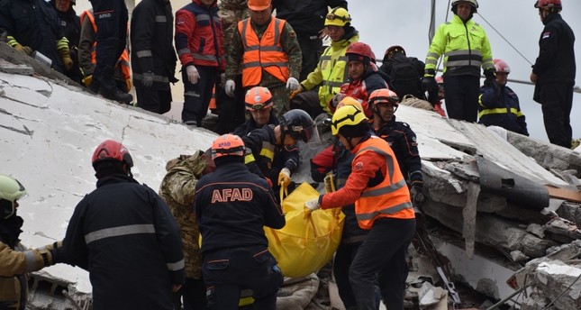 فرق إنقاذ من إدارة الكوارث والطوارئ التركية أثناء مساعدتهم في إنتشال ضحايا زلزال ألبانيا