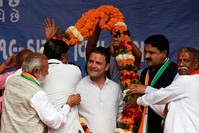  Rahul Gandhi, Vice-President of India's main opposition Congress Party, is garlanded by supporters during an election campaign meeting ahead of the second phase of Gujarat state assembly elections, in Dakor, India, December 10, 2017. (Reuters Photo)