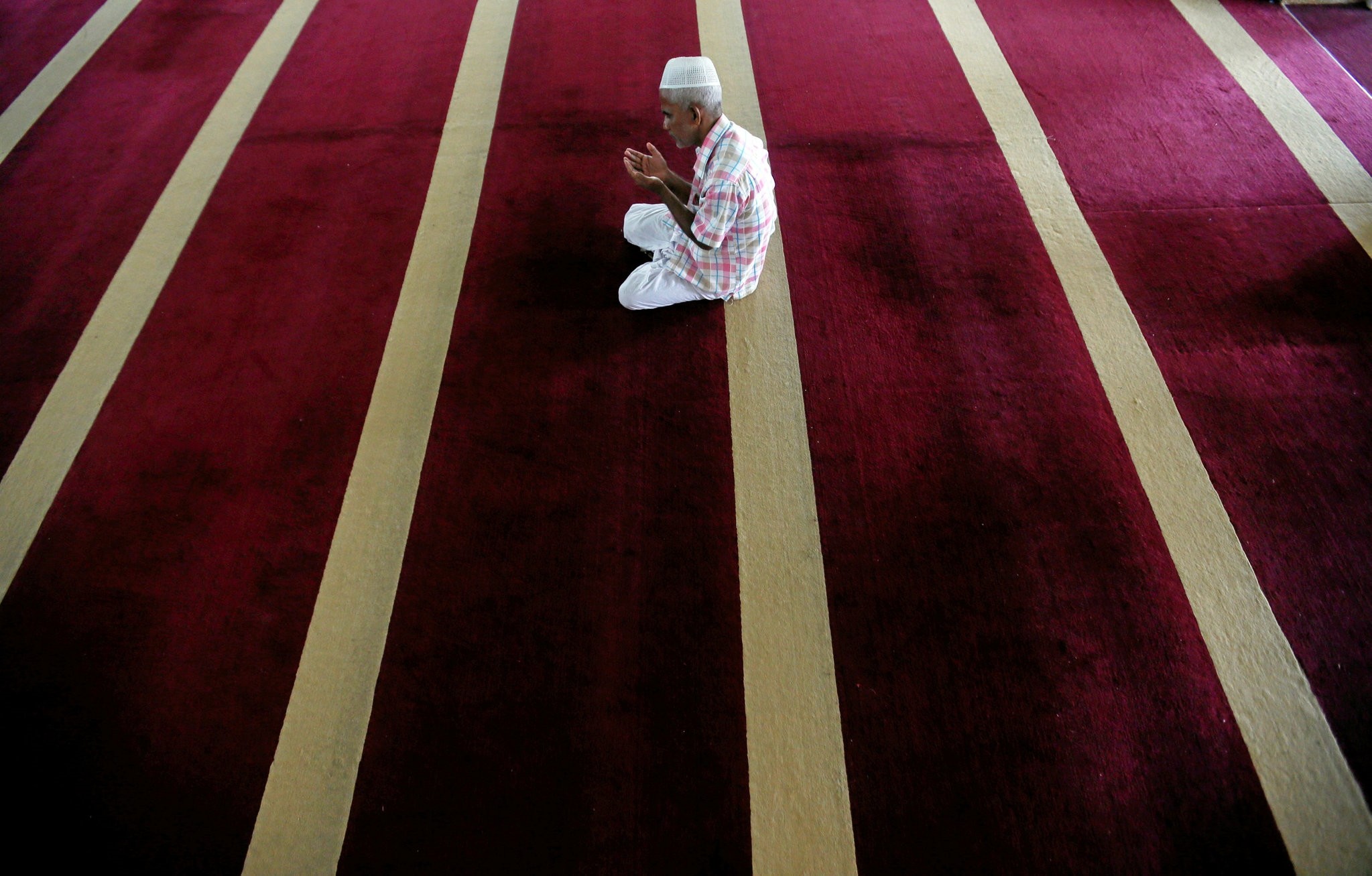 A Muslim man prays during the holy month of Ramadan at a mosque in Kalutara, Sri Lanka June 15, 2017. (REUTERS Photo)