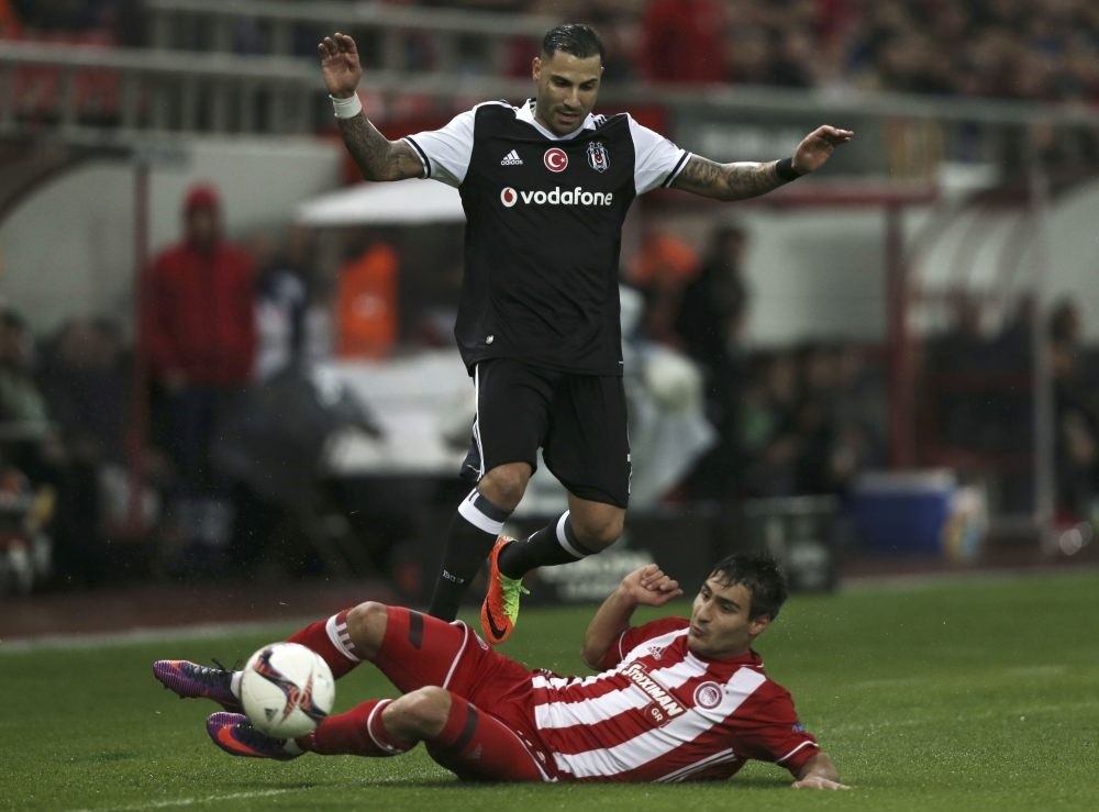 Olympiacosu2019 Alaixys Romao (R) and Beu015fiktau015fu2019s Ricardo Quaresma in action.