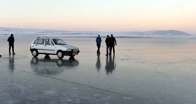 الشتاء في شرق تركيا.. موسم قيادة السيارة على الجليد