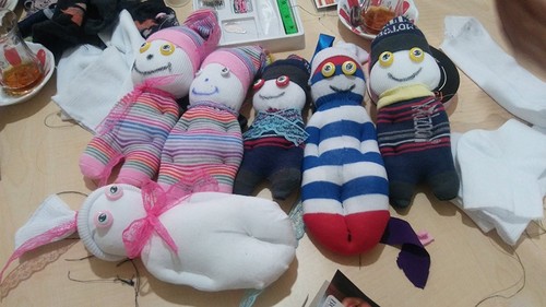 متطوعون أتراك يصنعون الالعاب للاجئين السوريين الأطفال (صور) 2 متطوعون أتراك يصنعون الدمى للاجئين السوريين الأطفال