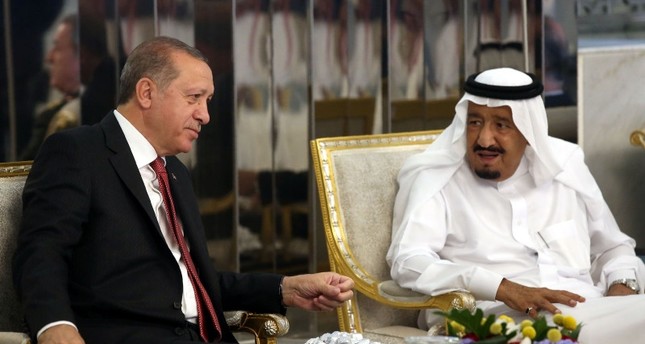 الرئيس التركي رجب طيب أردوغان مع ملك المملكة العربية السعودية سلمان بن عبد العزيز آل سعود خلال زيارة أردوغان الرسمية إلى جدة. 23 يوليو 2017 الفرنسية