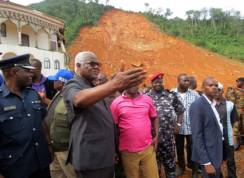 Sierra Leone president Ernest Bai Koroma (2nd-L) visits the site of a mudslide near Freetown on August 15, 2017, after landslides struck the capital of the west African state. (AFP Photo)