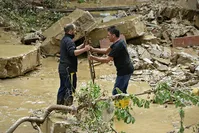 People search a house in which's flooded basement five bodies were found in Livorno, Italy, 10 September 2017. (EPA Photo)