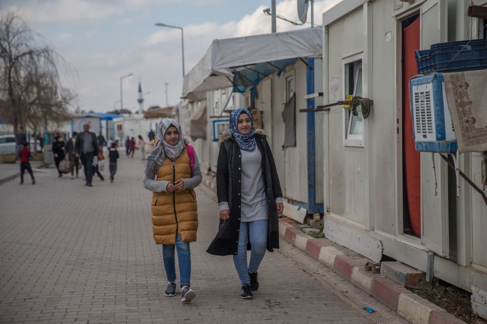 Duha Sahaf (R), mother of two, and her sister Sece Yunus (L) are studying at Siirt University.