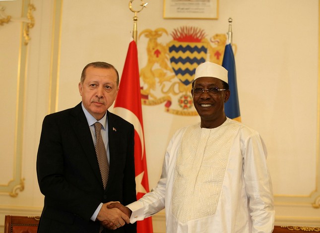 President Erdoğan (L) shakes hands with his Chadian counterpart Déby (AA Photo)