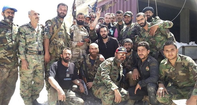 صورة لجورج أورفليان المصور الصحفي في وكالة فرانس برس مع مجموعة من جنود النظام السوري