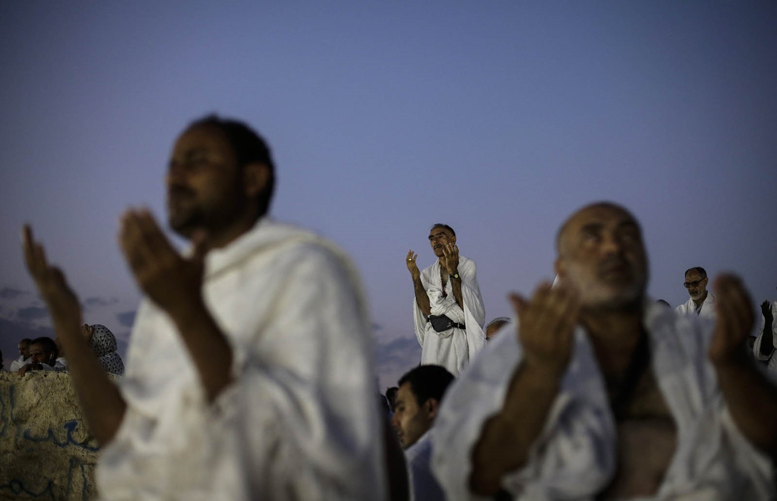 Muslim worshippers pray during the Hajj pilgrimage on the Mount Arafat, near Mecca, Saudi Arabia, 31 August 2017 (EPA Photo)