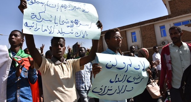 سودانيون يتظاهرون احتجاجاً على تبديل شركة إماراتية لعقودهم وإرسالهم للقتال في ليبيا الأناضول