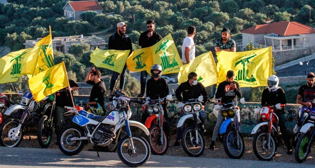 أنصار حزب الله في بلدة مرجعيون الحدودية مع إسرائيل الفرنسية
