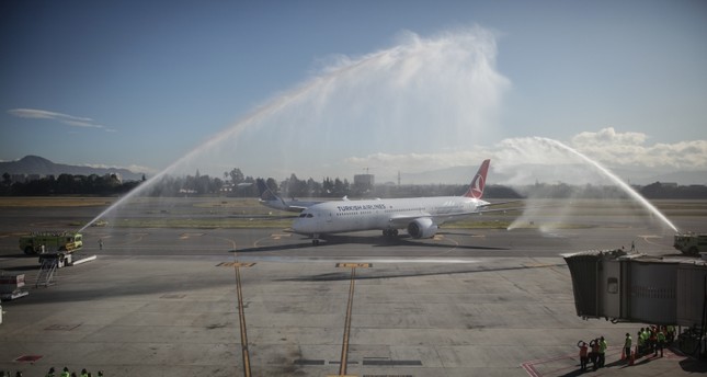 الطائرة الحديثة بوينغ دريملاينر 787 –900 تهبط لأول مرة في مطار إل دورادو الدولي بالعاصمة الكولومبية بوغوتا الأناضول