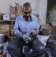 نازحون سوريون يحولون مخلفات إلى أواني للمطبخ