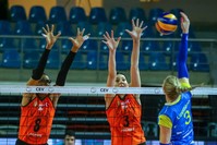 Eczacu0131bau015fu0131 VitrA defeated SSC Palmberg at Istanbul's Burhan Felek Sports Facility. Eczacu0131bau015fu0131 VitrA's Tijana Boskovic (C) and Rachael Adams (L) in action against Loissa Lippman (R) of SSC Palmberg.