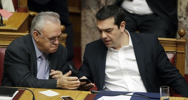 رئيس الوزراء اليوناني، أليكسيس تسيبراس يتحدث مع رئيس وزرائه من الأرشيف