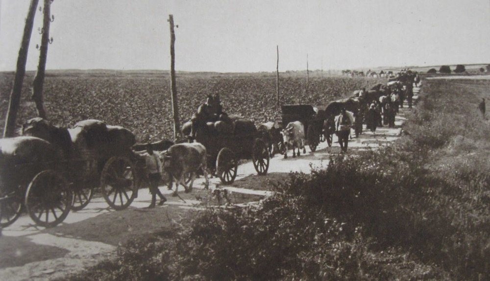 The Karamnlides traveling on their carts, leaving their homelands behind during the population exchange between Turkey and Greece.