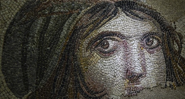 فنانو آثار أتراك يستنسخون لوحة الفتاة الغجرية تمهيداً لإرسالها إلى الولايات المتحدة