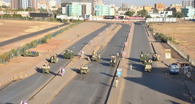عناصر من قوات هيئة العمليات بجهاز المخابرات العامة تغلق شوارع في العاصمة الخرطوم الأناضول