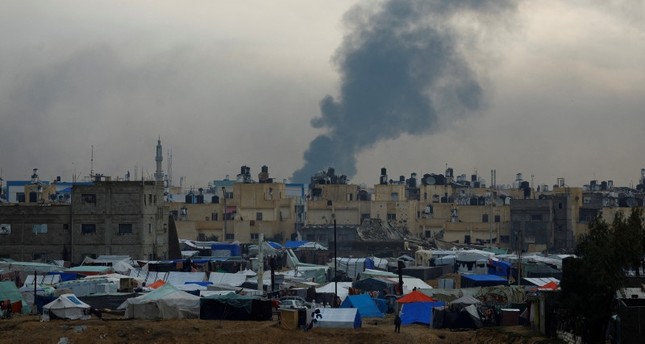 الدخان يتصاعد في خان يونس، كما يظهر من رفح، جنوب قطاع غزة، 29 يناير، 2024 رويترز